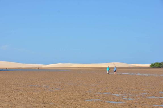 Caminhando em direção às dunas do Feijão Bravo com nosso guia Estácio, no Delta do Parnaíba, na fronteira dos estados do Piauí e Maranhão